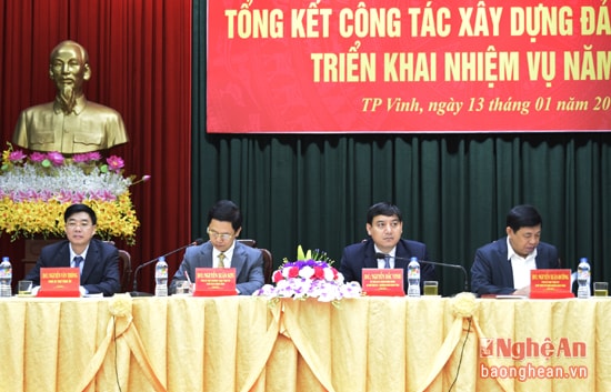 Các đồng chí chủ trì hội nghị