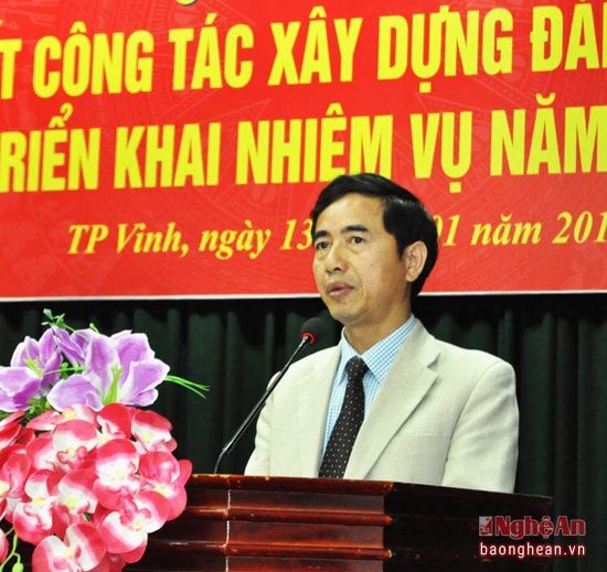 Phó Bí thư Thường trực Huyện ủy Nghĩa Đàn thảo luận về công tác sắp xếp, bố trí cán bộ sau bầu cử