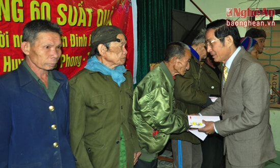 Ông Cao Sơn Đẩu - Phó Giám đốc Công ty CP Trung Đô trao quà cho các hộ nghèo đặc biệt khó khăn xã Đồng Văn