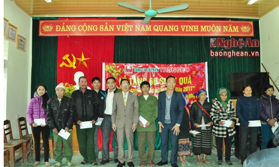 Đoàn công tác chụp ảnh lưu niệm và chúc bà con nghèo Đồng Văn đón Tết vui vẻ, an toàn