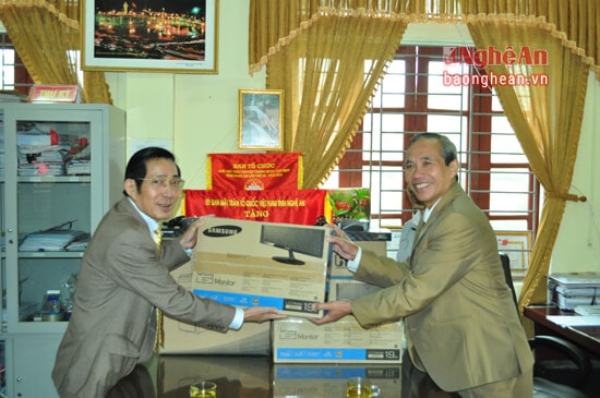 Ngoài quà tặng cho các hộ nghèo, nhân dịp này, Công ty CP Trung Đô còn trao tặng 3 bộ máy vi tính cho UB MTTQ 3 xã nghèo là Đồng Văn, Châu Kim và Tiền Phong