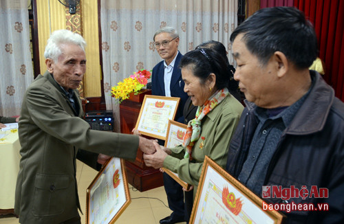 Trao bằng khen của Trung ương Hội Cựu TNXP Việt Nam cho các tập thể, cá nhân xuất sắc.