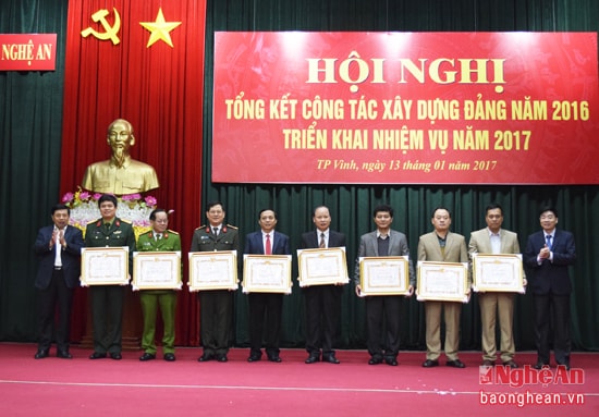 Các đồng chí lãnh đạo tỉnh trao tặng Bằng khen cho các Đảng bộ đạt danh hiệu Vững mạnh năm 2016.