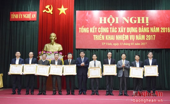 Các đồng chí lãnh đạo tỉnh trao tặng Bằng khen cho các Đảng bộ đạt danh hiệu Vững mạnh năm 2016