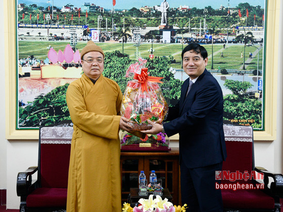 Hòa thượng Thích Thanh Nhiễu - Phó Chủ tịch Thường trực Hội đồng Trị sự Trung ương Giáo hội Phật giáo Việt Nam, Trưởng Ban Trị sự GHPGVN tỉnh Nghệ An tặng quà Tết cho Tỉnh ủy.