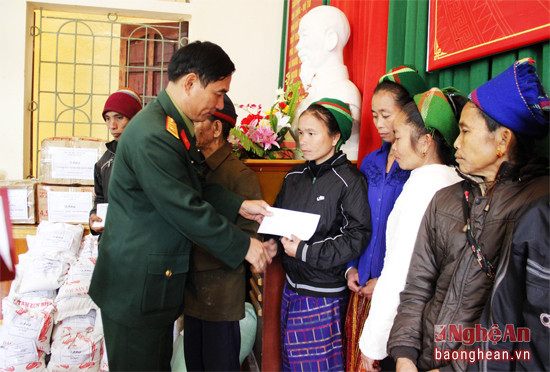 Đồng chí Trần Văn Hùng tặng quà Tết cho hộ nghèo.