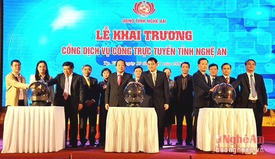 Các đại biểu khai trương Cổng dịch vụ công trực tuyến tỉnh Nghệ An. Ảnh Thanh Lê