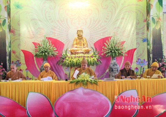 Các Hoà thượng, Thượng toạ tham dự chứng minh buổi lễ. Ảnh: Thành Cường