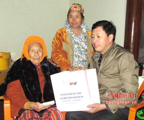 Đoàn cán bộ Đài PT-TH Nghệ An trao quà tết cho mẹ Việt Nam anh hùng Lô Thị Inh