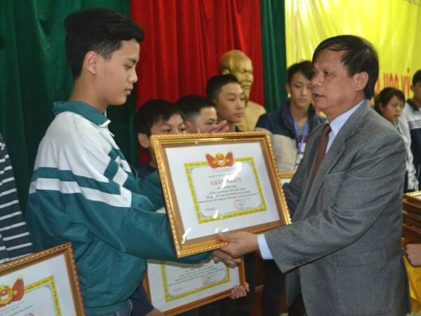Ông Lưu Đức Thuyên - PGĐ Sở Giáo dục và Đào tạo trao giải nhì cho học sinh đạt giải