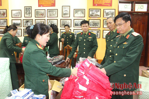 chiến sĩ trong toàn Quân khu đã quyên góp hàng nghìn bộ quần áo đã qua sử dụng gửi tặng đồng bào nghèo trên địa bàn Quân khu. 