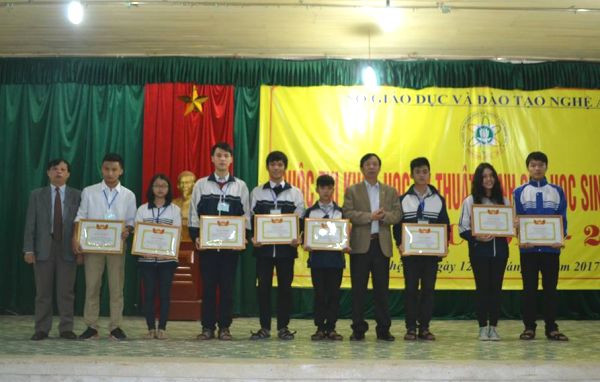 Lãnh đạo Sở Giáo dục và Đào tạo trao giải nhất cho các tác giả đạt giải