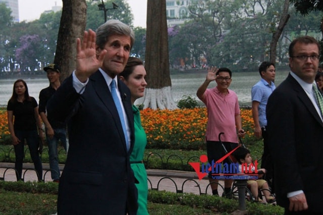 Lần thứ 3 Ngoại trưởng John Kerry đến Việt Nam là chuyến tháp tùng Tổng thống Barack Obama thăm Việt Nam từ tối 22/5 đến 25/5/2016. Sự xuất hiện của vị Ngoại trưởng bên Hồ Gươm khi trả lời phỏng vấn một kênh truyền hình nước ngoài đã thu hút sự quan tâm của người dân Việt Nam bởi sự thân thiện, gần gũi của ông. Trong ảnh, ông Kerry vẫy tay thân thiện chào những người dân Việt Nam bên bờ Hồ Gươm vào chiều 23/5/2016 (Ảnh: VietnamNet)