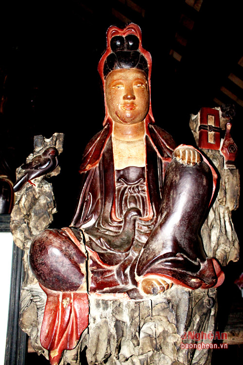 4.     Tượng pháp ở chùa Đức Sơn vừa tiêu biểu cho tượng pháp chùa Việt, đậm chất Á Đông, vừa mang nét đặc sắc riêng.