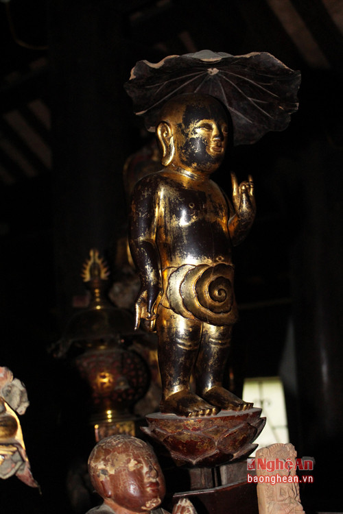 7.     Theo sư thầy Thích Quảng Tĩnh, trụ trì chùa Bắc Sơn, tượng phật đản đội lá sen (cao khoảng 0,5m) là pho tượng đặc biệt nhất trong hệ thống tượng pháp của chùa.