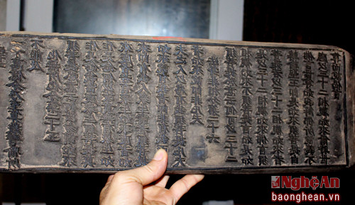 12.                         Trên các bản khắc có nhiều chữ Hán được đục, chạm trái, để in ấn lưu truyền kinh phật.