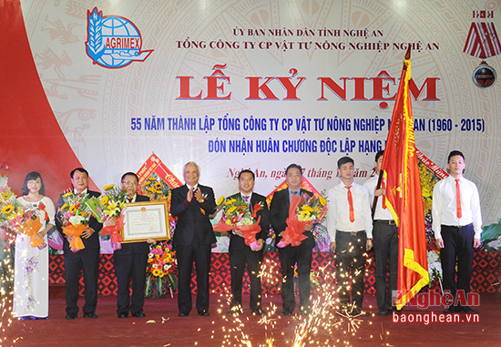 Đại diện lãnh đạo Quốc hội trao Huân chương Độc lập hạng Nhất cho Tổng Công ty CP VTNN Nghệ An.