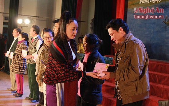 các cán bộ công nhân viên lao động có hoàn cảnh đặc biệt khó khăn, các nghệ sỹ lão thành, có công hiến cho ngành văn hóa