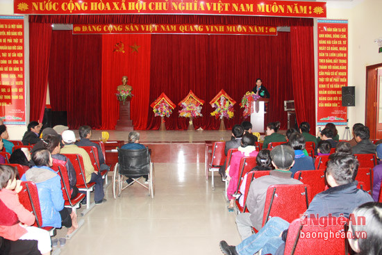 Toàn cảnh lễ trao quà tết tại xã Diiễn Hạnh - Diễn Châu