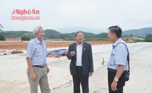 Ông Hòa trên công trường xây dựng đập phụ, kênh tiêu Hồ thủy lợi Bản Mồng.