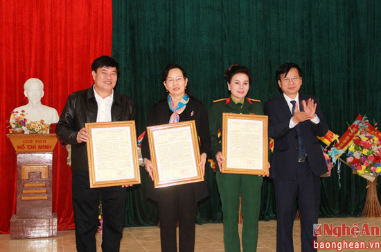 Lãnh đạo huyện Yên Thành trao giấy