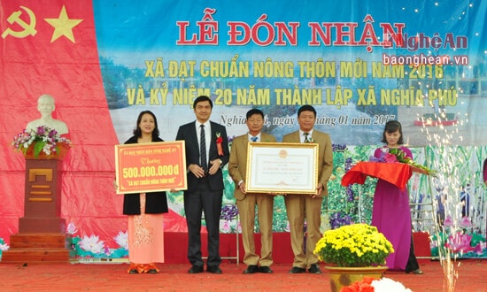 Đồng chí Hoàng Nghĩa Hiếu -Giám đốc Sở Nông nghiệp & PTNT, Chánh Văn phòng điều phối NTM tỉnh trao Bẳng công nhận và phần thưởng 500 triệu đồng cho xã Nghĩa Phú