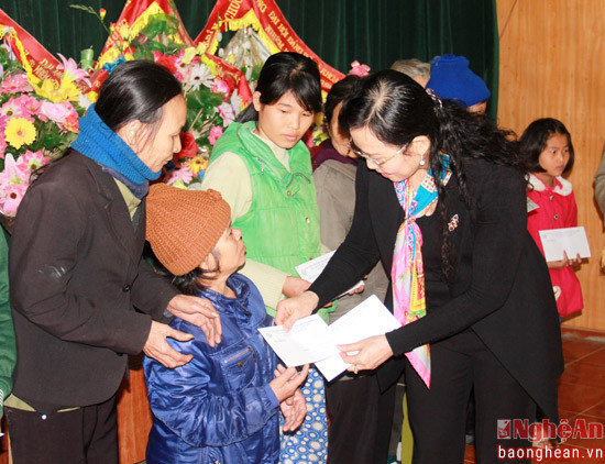Trao quà tết cho hộ nghèo xã Bắc Thành - Yên Thành