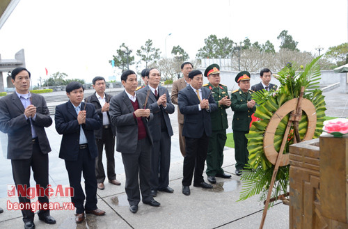 dâng hương, dâng hoa các anh hùng liệt sĩ ở Nghĩa trang liệt sỹ Quốc gia Đường 9, tỉnh Quảng Trị.