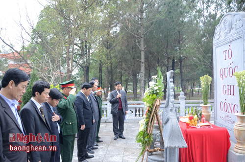 Các đại biểu thành kính tưởng niệm trước anh linh các anh hùng liệt sỹ.