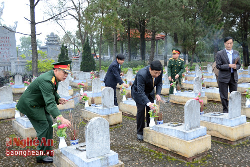 Đồng chí Nguyễn Xuân Đường - Phó Bí thư Tỉnh ủy, Chủ tịch UBND tỉnh cùng các đại biểu dâng hương tưởng nhớ công ơn to lớn của thế hệ cha, anh.