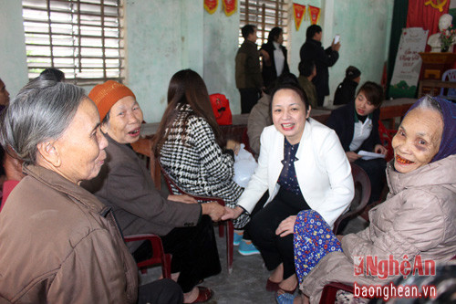 Đồng chí Phạm Thị Hồng Toan ân cần thăm hỏi động viên và chúc các gia đình hộ nghèo đón Tết đầm ấm, vui vầy. Ảnh: Đinh Nguyệt.