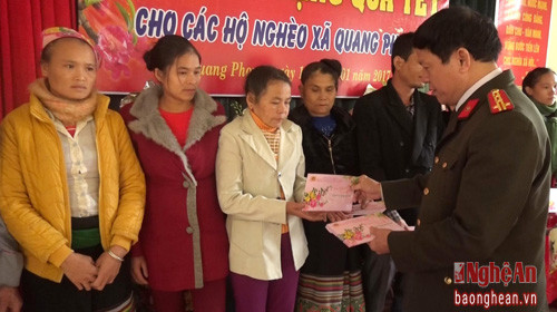 Trao quà Tết cho 70 hộ nghèo xã Quang Phong, Quế Phong. Ảnh: 