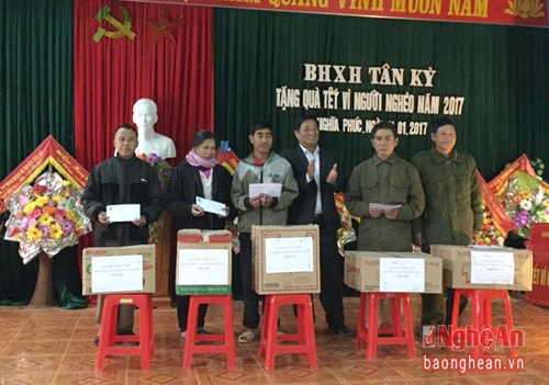 BHXH huyện Tân Kỳ trao 5 suất quà, mỗi suất trị giá 700.000 đồng. Ảnh: Phương Hảo.
