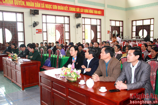 Các đại biểu tham dự lễ trao quà tết cho người dân Quỳnh Lưu