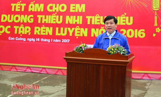 Đồng chí Nguyễn Long Hải - Bí thư Ban Chấp hành TW Đoàn  chúc thầy cô giáo và các em học sinh trường THCS Châu Khê sức khỏe, đón Tết no ấm, an vui.