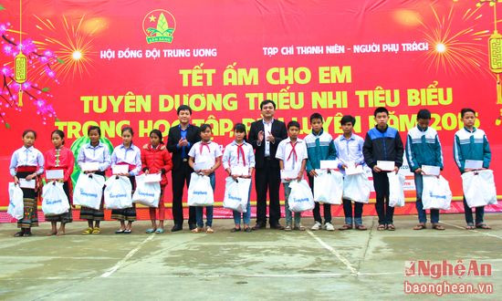 Trao tặng 30 suất học bổng của Báo Tiền phong cho học sinh THCS Châu Khê.