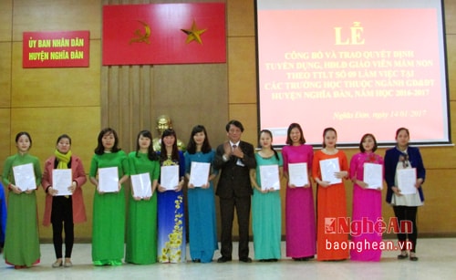 Trao quyết định biên chế cho 23 giáo viên.