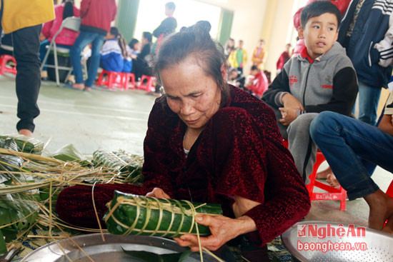 Một số cụ già thành thạo tay nghề cũng được mời đến để hướng dẫn thêm cho các em.