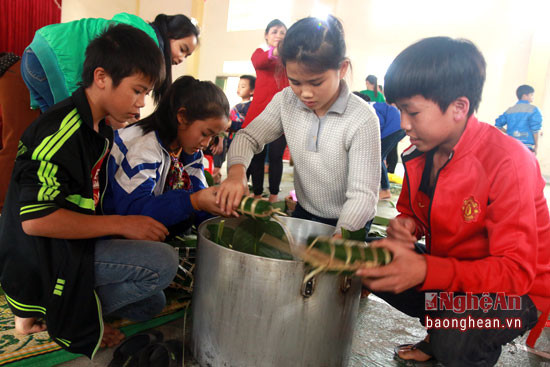 Háo hức bỏ bánh vào nồi để nấu.