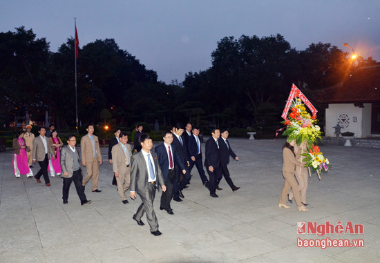 Nguyên Chủ tịch nước Trương Tấn Sang và đoàn công tác dâng hoa tưởng niệm Chủ tịch Hồ Chí Minh tại Khu di tích Kim Liên. Ảnh: Thanh Lê.