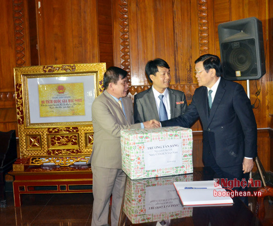 Nguyên Chủ tịch nước Trương Tấn Sang tặng quà chúc Tết cán bộ, nhân viên Khu di tích Kim Liên huyện Nam Đàn. Ảnh Thanh Lê.