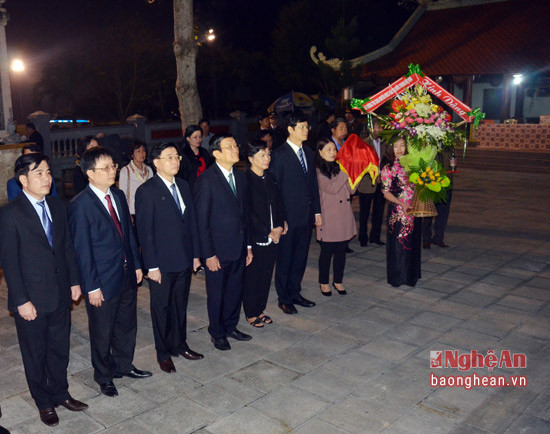 Nguyên Chủ tịch nước Trương Tấn Sang và lãnh đạo tỉnh dâng hoa tại Đền thờ Vua Mai Hắc Đế.