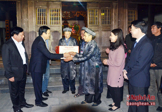 Nguyên Chủ tịch nước Trương Tấn Sang tặng quà cho cán bộ, nhân viên làm việc tại Đền thờ Vua Mai Hắc Đế.