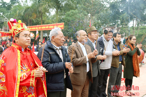 Cán bộ huyện Đô Lương tham dự chính lễ vào sáng 14/1.