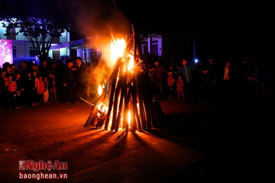 Lửa trại gắn kết những vòng tay yêu thương. (Ảnh: Mỹ Nga)