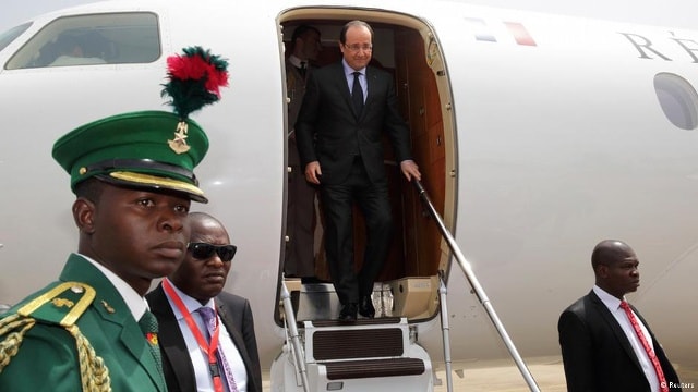 Tổng thống Pháp François Hollande thăm quân đội tại Cộng hòa Trung Phi hồi tháng 2/2014. Ảnh: Reuters.