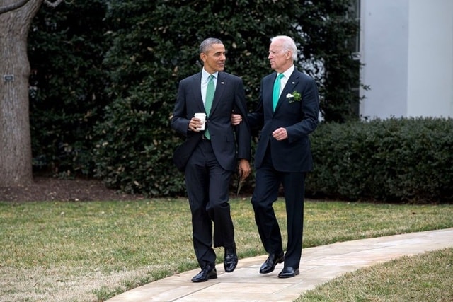 Tổng thống Obama và Phó Tổng thống Joe Biden vận đồ “tông xuyệt tông” trong lúc họ đi bộ ra xe ở vườn phía nam Nhà Trắng để tới Đồi Capitol. Ảnh BI