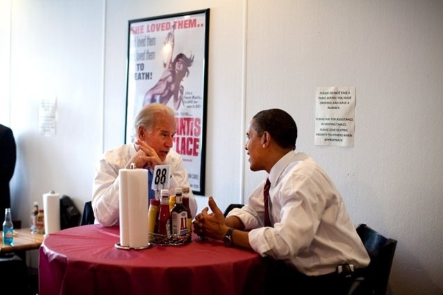 Ông Obama và ông Biden trò chuyện trong lúc chờ phục vụ ăn trưa trong lần tới nhà hàng Ray’s Hell Burger ở Arlington, Virginia. Ảnh BI