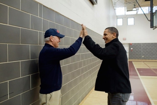 Hai ông làm động tác hi-five sau khi xem con gái út ông Obama là Sasha và cháu nội ông Biden là Maisy chơi bóng rổ ở Chevy Chase, Maryland. Ảnh BI