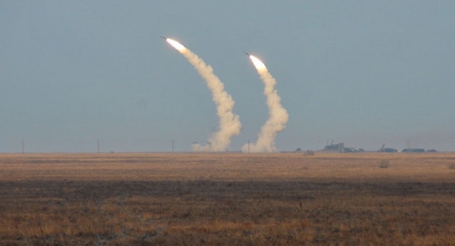 Cuộc huấn luyện bắn đạn thật của Ukraine. Ảnh: Reuters.